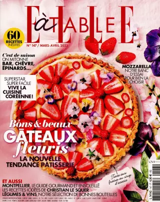 Elle à table