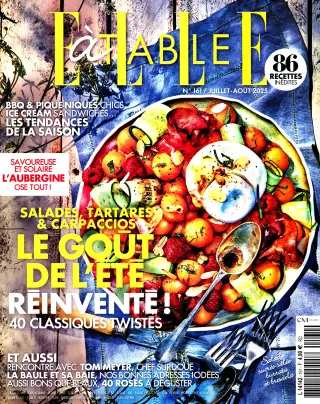 Elle à table